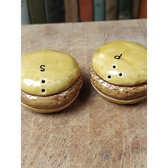 Vintage Kitchy Hamburger Salt And Pepper Shaker Set - Picture 11 of 11